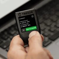 Аппаратный криптокошелек Trezor Model T (черный) - Превью изображения №4 — Интернет-магазин Your Sale