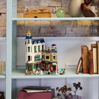 Конструктор LEGO Icons 11371 Торговая улица - Превью изображения №15 — Интернет-магазин Your Sale