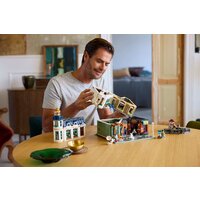 Конструктор LEGO Icons 11371 Торговая улица - Превью изображения №11 — Интернет-магазин Your Sale