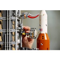 LEGO Icons 10341 Космическая пусковая система NASA Artemis Image #14